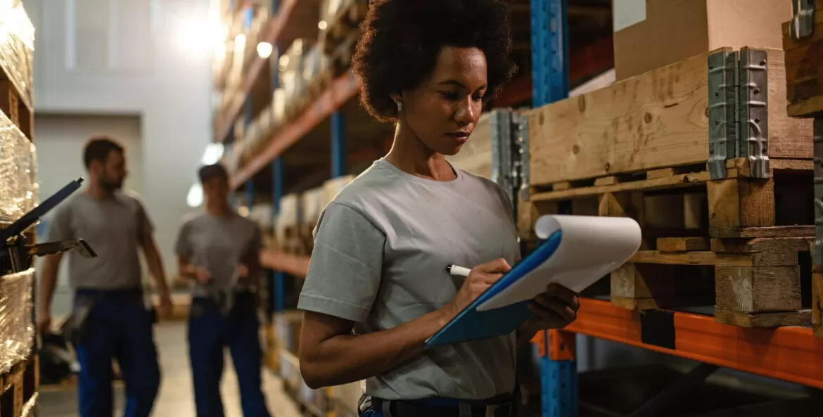 funcionária de estoque analisando prateleiras