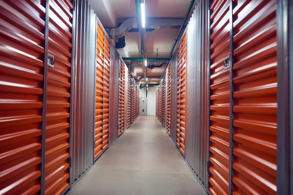 Corredor com vária portas de acesso a unidades de guardas moveis