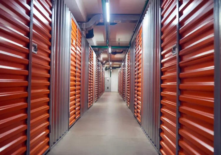 Guarda móveis perto de mim: Corredor com vária portas de acesso a unidades de guardas moveis