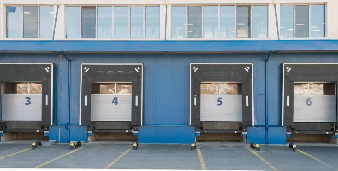 portas de unidades separadas.