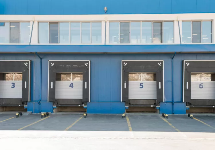 portas de unidades separadas.