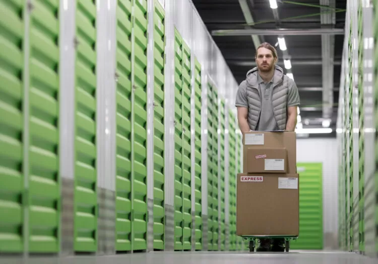 funcionário de estoque empurrando carrinho