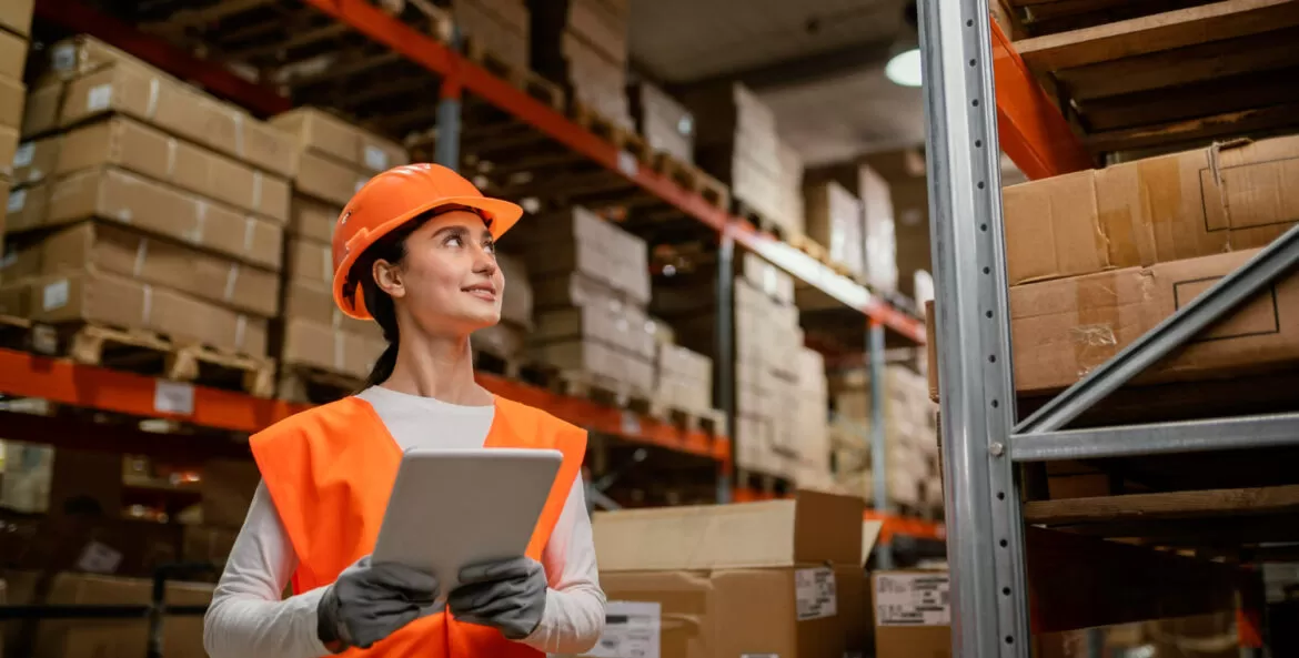 funcionária de estoque analisando prateleiras