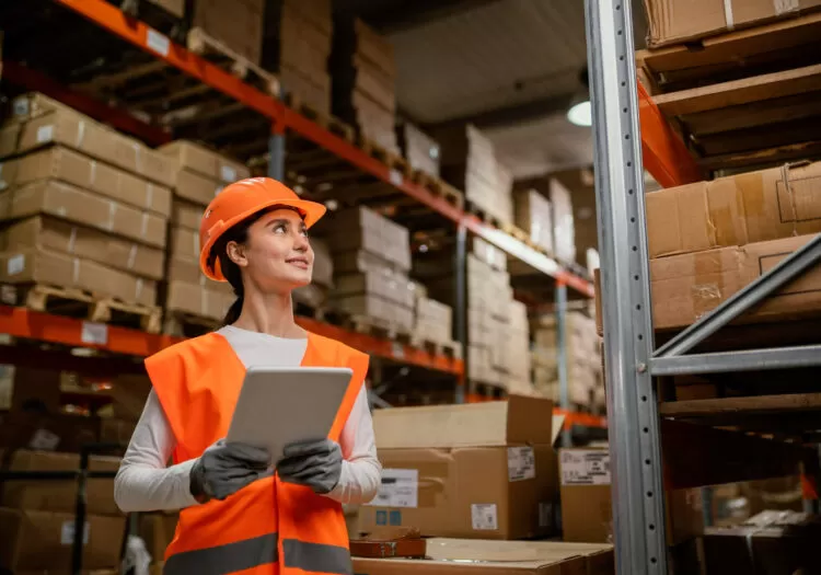 funcionária de estoque analisando prateleiras