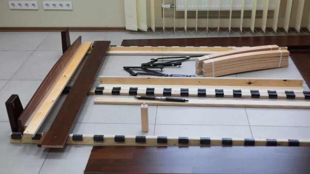 Móvel em processo de montagem.