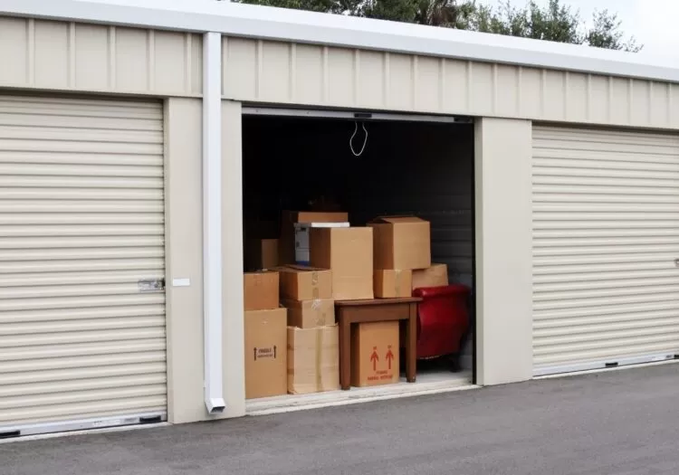 box de armazenamento cheio com a porta aberta