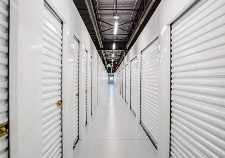 Corredor com porta de unidades.