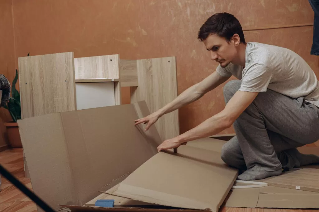 Como guardar móveis desmontados para não empenar e conservar seus bens