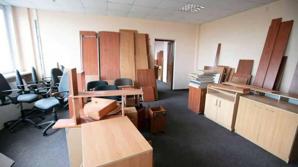 como guardar móveis desmontados para não empenar: móveis desmontados encostados na parede sem proteção.