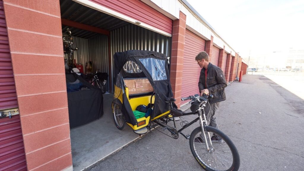  homem retirando bicicleta de unidade