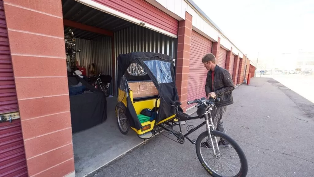 homem retirando bicicleta de unidade