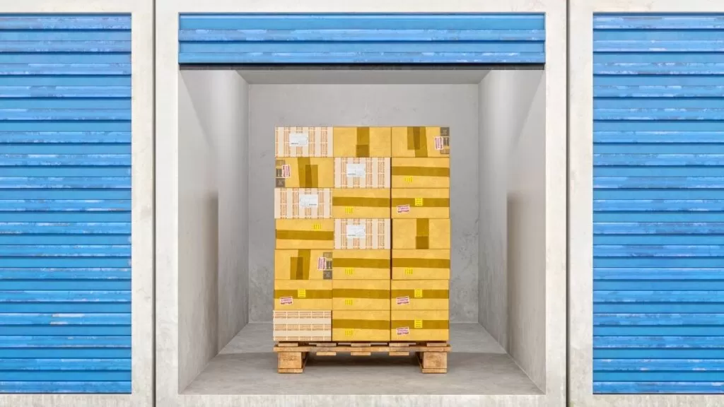 unidade de amarzenamento com palet dentro com várias caixas em cima.