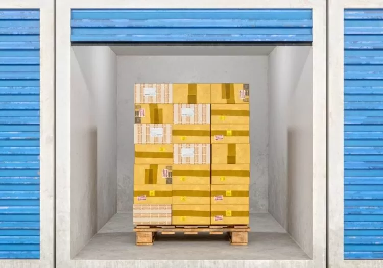 unidade de amarzenamento com palet dentro com várias caixas em cima.