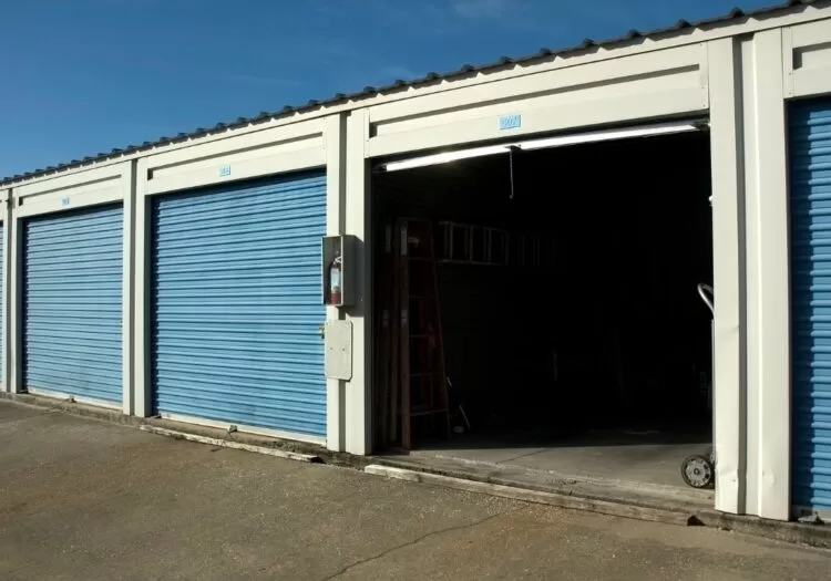 unidades de armazenamento, apenas uma com a porta aberta.