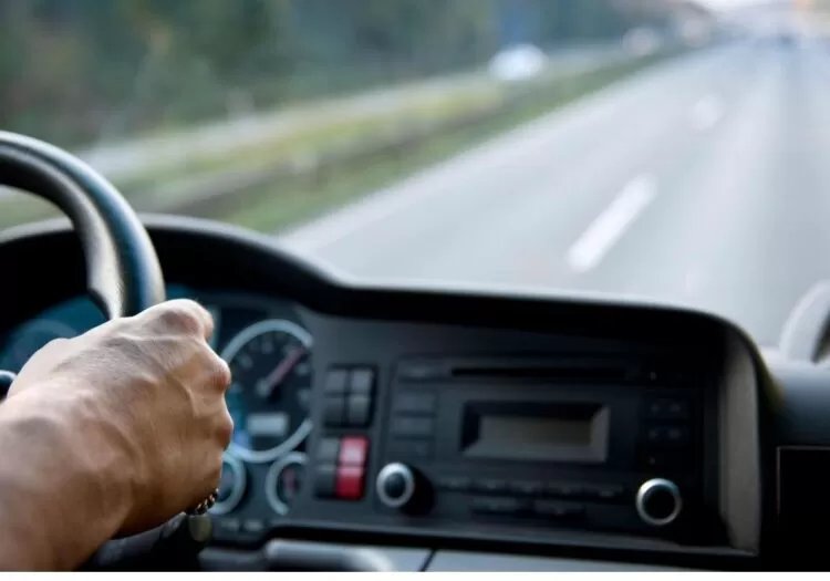 Mudanças Interestaduais: foto de dentro de cabine de caminhão que mostra a estrada.