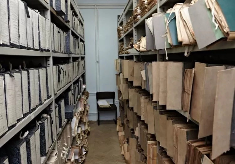 Guarda de documentos: prateleiras cheias de pastas de documentos.