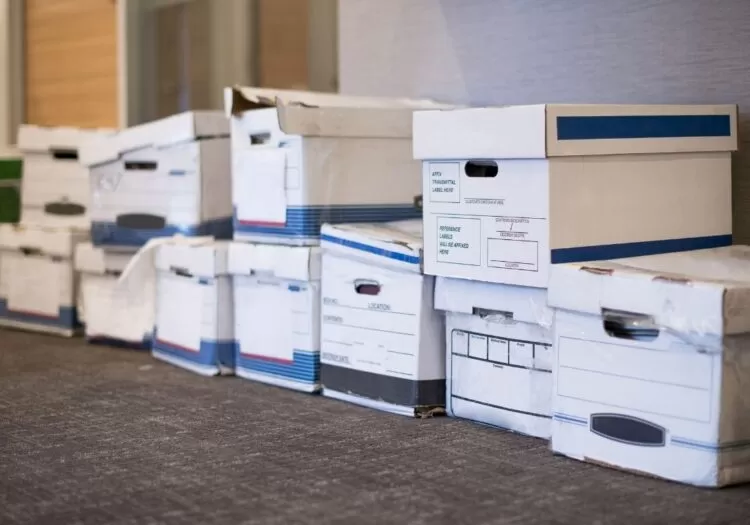 caixas de documentos no chão