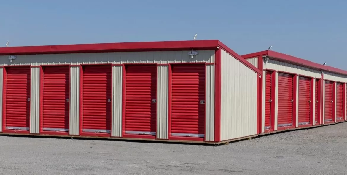 Guarda móveis perto de mim: foto da parte externa de guara móveis com várias sessões.