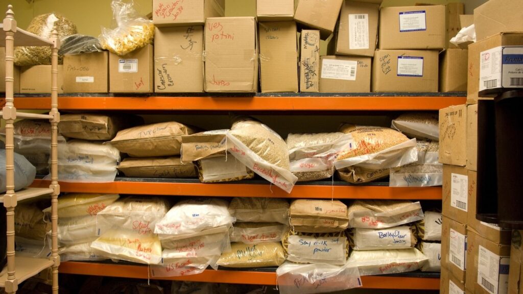 Prateleira com caixas e fardos 