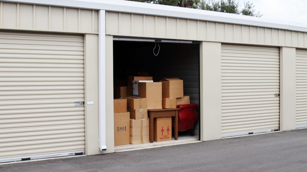 Custos de armazenagem:  posta de unidade de self storage aberta com caixas dentro