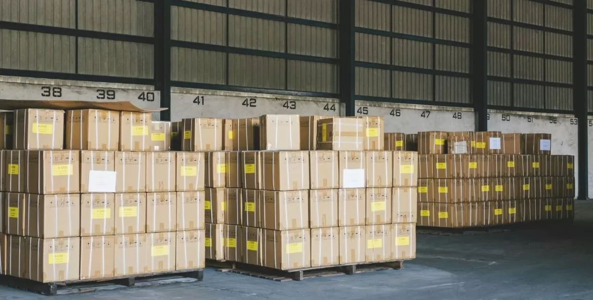 Estoque de segurança: foto de caixas embilhadas encima de palete.