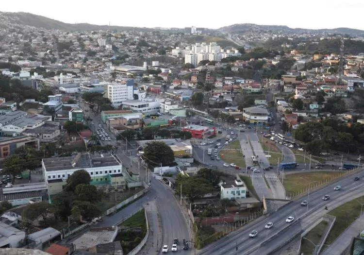 Guarda móveis em Venda Nova: foto aérea de uma parte da região com avenidas principais e casas
