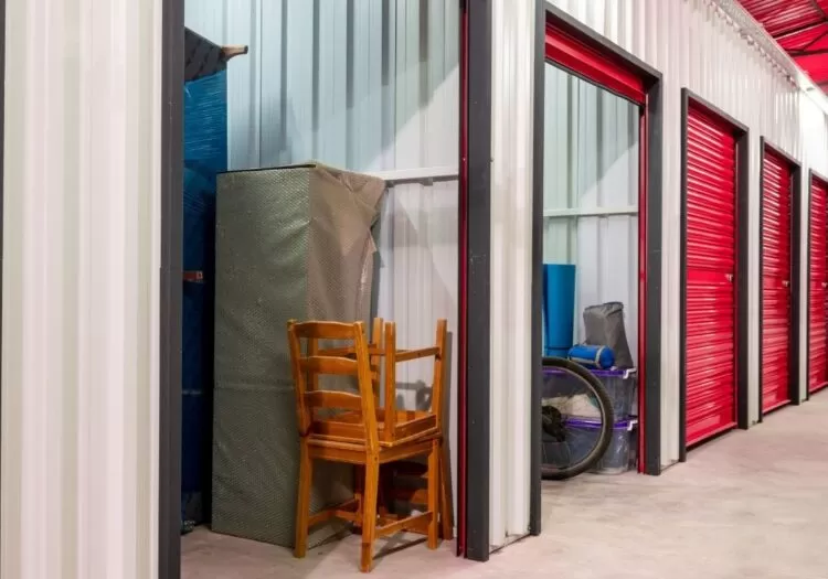 Guarda móveis na Savassi: foto de unidades de armazenamento ocupadas com as portas abertas.