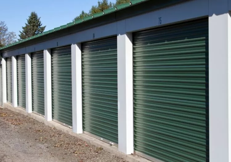 unidades de armazenamento que as portas dão para área externa.