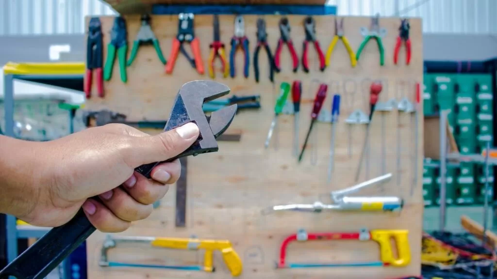 Armazenamento de ferramentas: ferramentas penduradas em parede.