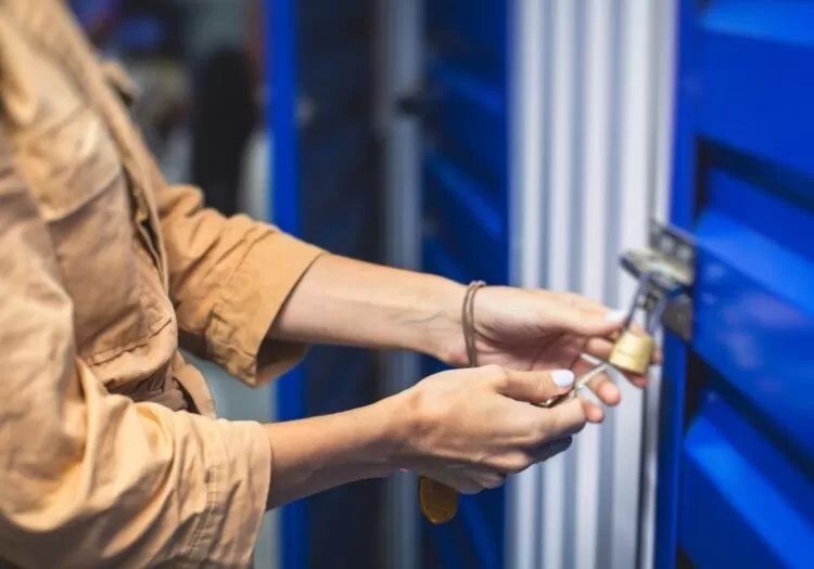 Pessoa abrindo cadeado