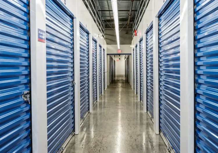 Foto de galeria com unidades de guarda móveis.