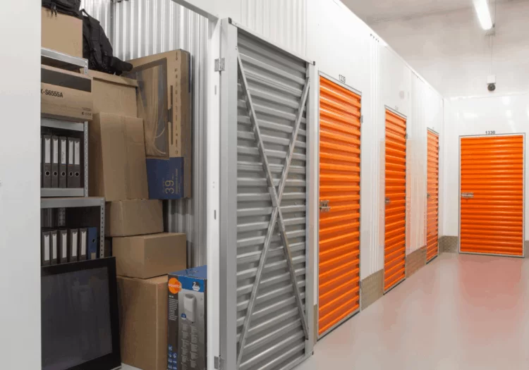 Guarda móveis cheio com a porta aberta.