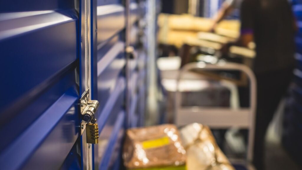 Onde guardar os móveis durante viagens: porta de unidade com cadeado e ao fundo caixas.