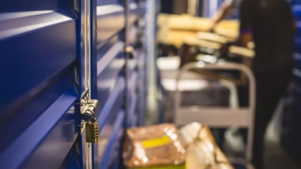 Onde guardar os móveis durante viagens: porta de unidade com cadeado e ao fundo caixas.