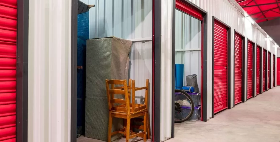 Onde guardar os móveis durante viagens: unidade de self storage com móveis guardados dentro.