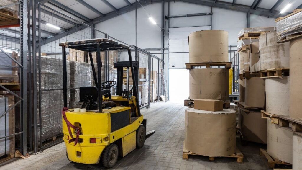 Self Storage x Galpão: galpão com empilhadeira e caixas.