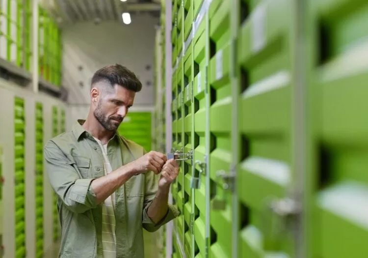 Homem abrindo porta de unidade.