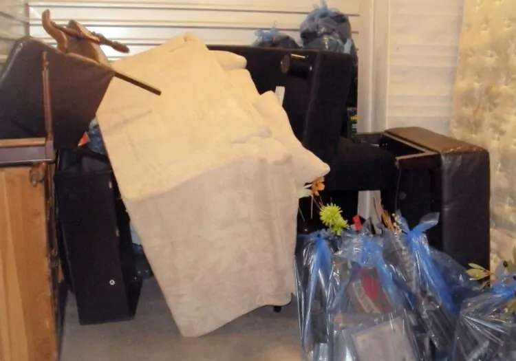 Moveis dentro de unidade de armazenamentos.