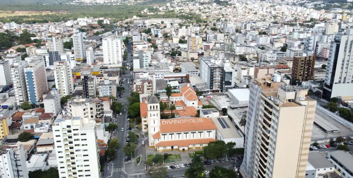 guarda móveis em Divinópolis: foto aérea