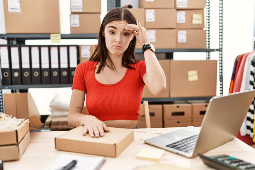 Como organizar um estoque: mulher usando computador a mesa