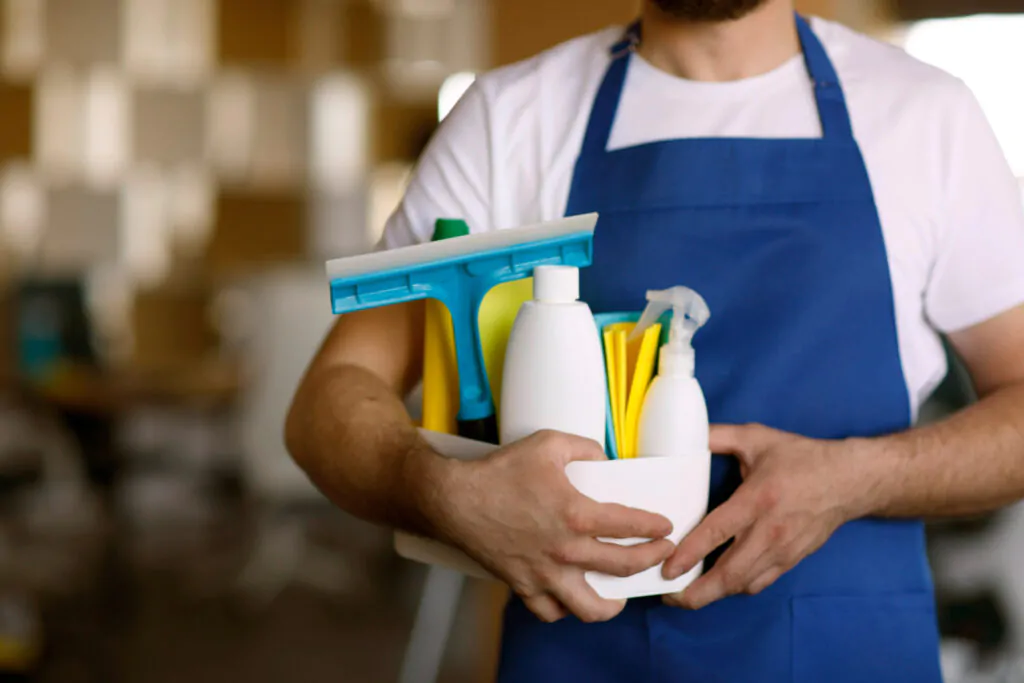 homem carregando produtos de limpeza