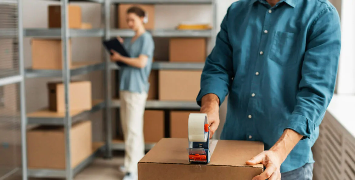 locais para guardar moveis> pessoas arrumando estoques